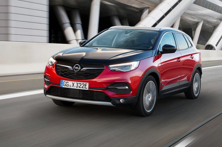 Opel Grandland X, ora ordinabile anche nella versione Hybrid4 AWD da 300 CV