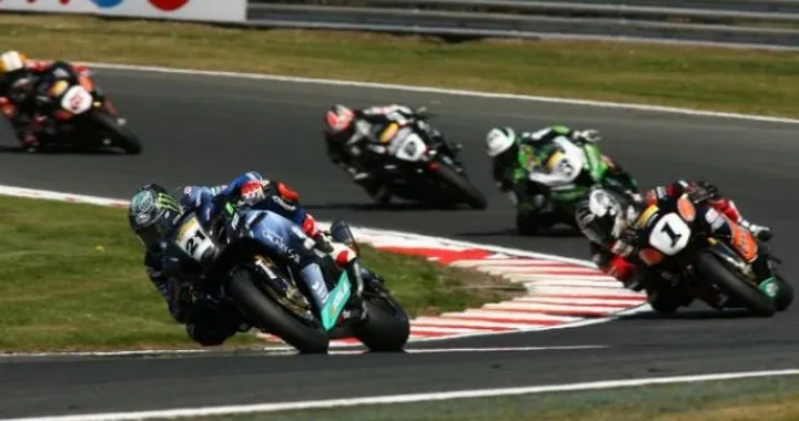 BSB: John Hopkins trionfa a Oulton Park, è il primo americano a vincere nel campionato inglese
