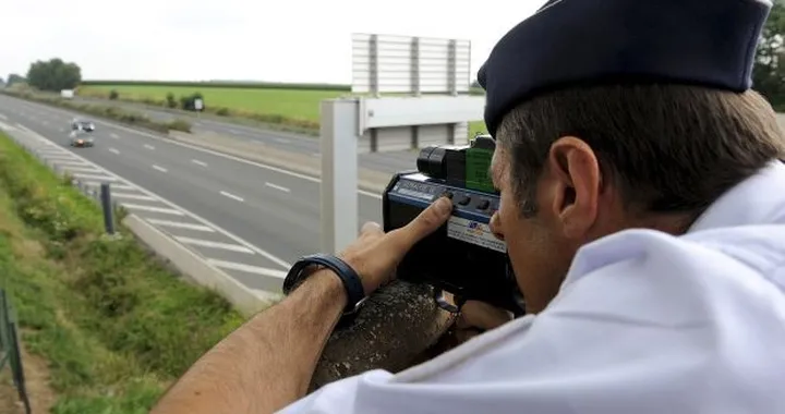 Francia: patente sospesa a chi segnalava su Facebook le posizioni degli autovelox