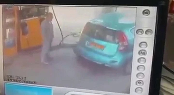 A fuoco la pompa di benzina