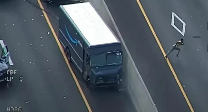 Ruba furgone Amazon e fa l'autoscontro: arrestato [Video]