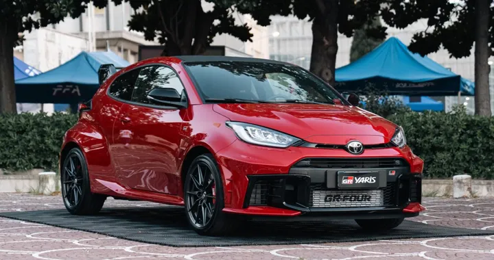 Toyota GR Yaris MY2026 arriva in Italia: più precisa, due serie speciali e anima da rally