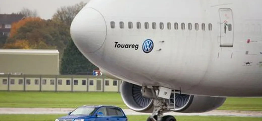 La Touareg che traina un Jumbo