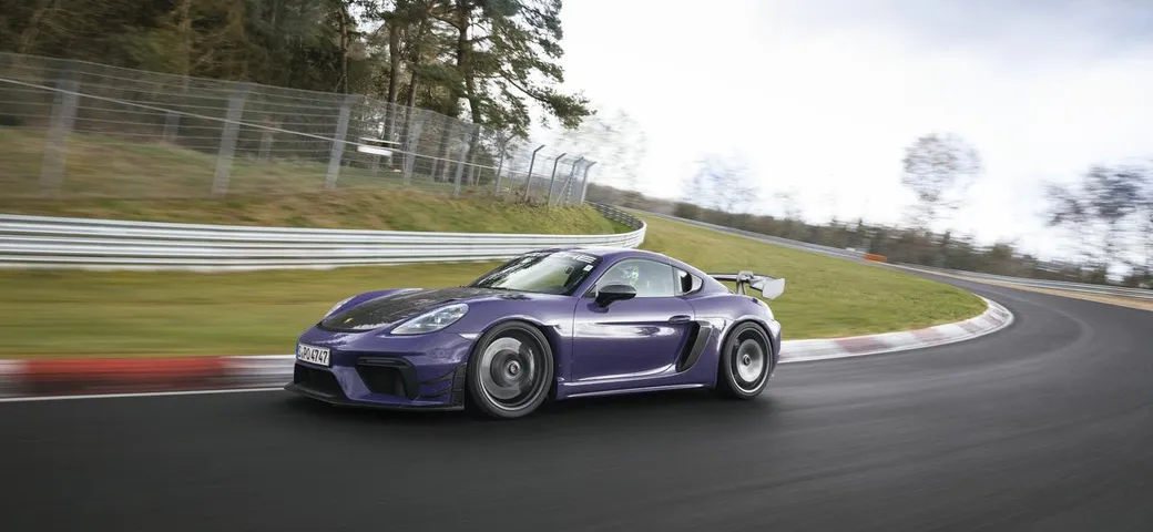 Porsche 718 Cayman GT4 RS: debutta il nuovo kit Manthey per la sportiva [FOTO]