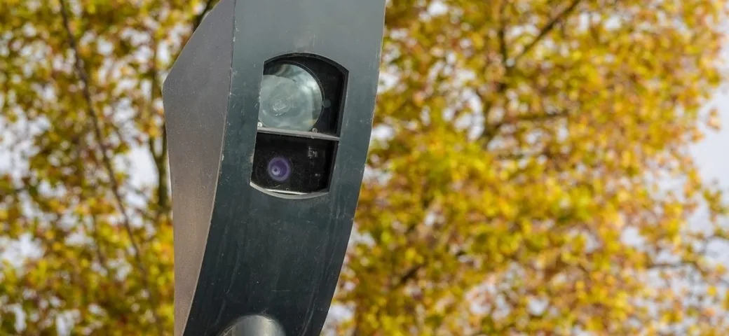 Autovelox invisibili, fissati a cartelli e lampioni: la nuova frontiera