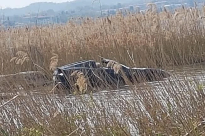 La Ferrari 812 GTS parcheggiata male... finisce nel lago di Garda