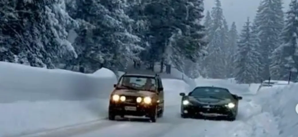 Ferrari SF90 Stradale vs Panda 4x4: la sfida sulla neve [Video]