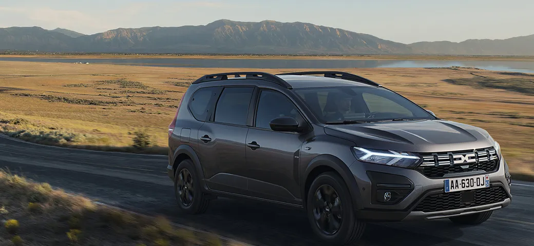 Dacia Jogger Hybrid 140: prezzi da 25.200 euro