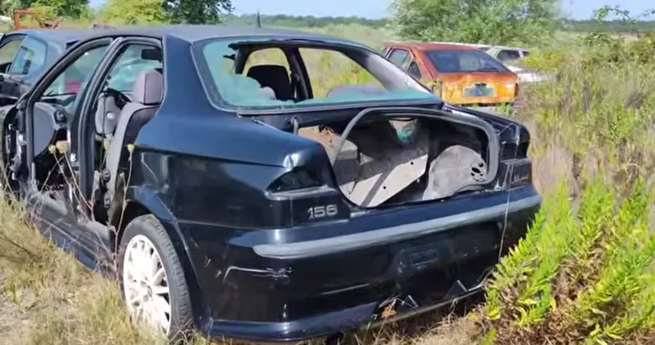 Alfa Romeo 156 abbandonata: sotto la polvere c’è una rara Pack Sport
