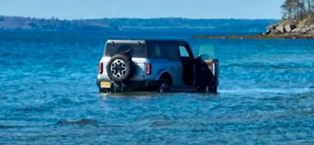 Ford Bronco finisce sott'acqua dopo gli (incauti) donuts [Video]