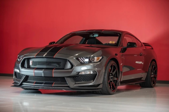In vendita una Ford Mustang Shelby GT350R con solo 800 miglia