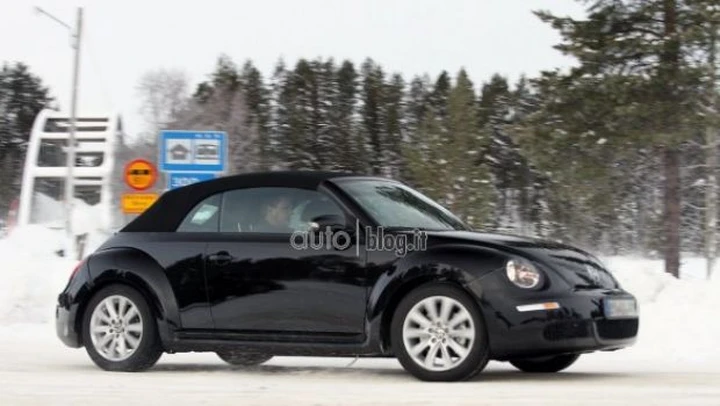 Foto spia Volkswagen Maggiolino Cabrio