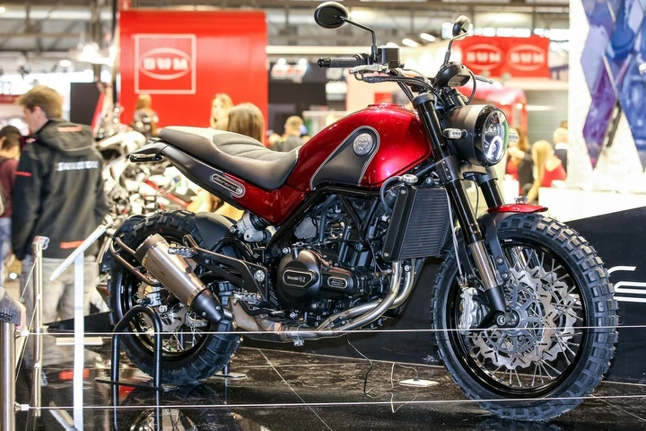 Benelli Leoncino 500 2016 [Video]