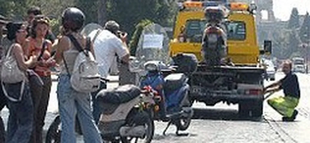 Fermo del motorino per 2 mesi a chi guida senza casco