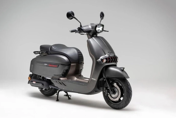 Keeway Sixties 300i: debutta il nuovo scooter dal design retro [FOTO]
