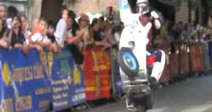 Demo Wheelie Show  Vespa Freestyle 2011 - Nicola L'impennatore 100% Italian Style