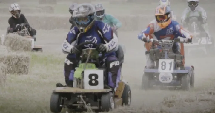 Red Bull Cut It: l'incredibile gara di trattorini tagliaerba [Video]