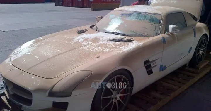 Mercedes SLS AMG: un esemplare vola giù dalla nave mentre è in viaggio verso l'Argentina
