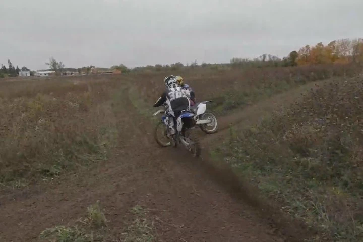 Spaventoso incidente in moto per due fratelli [Video]