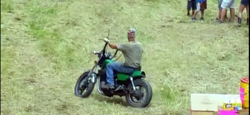 Come scalare una collina con una moto... da strada [Video]