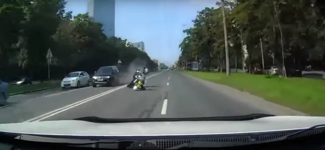 Motociclista travolto dopo essere stato spinto nella corsia opposta [Video]