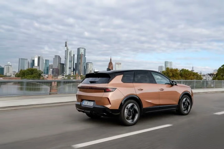 Opel Grandland Electric, il precondizionamento rende l’estate più fresca e migliora l'autonomia
