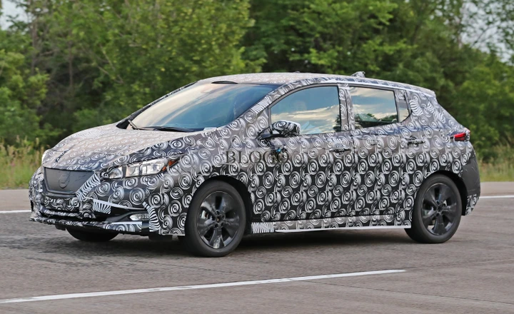 Nissan Leaf 2018: foto spia su strada