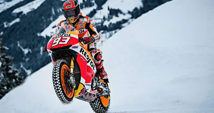 MotoGP, Marquez sulla neve con la Honda RC213V