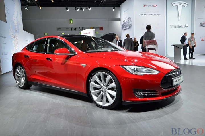 Tesla vale più di Mercedes (ma solo in borsa)