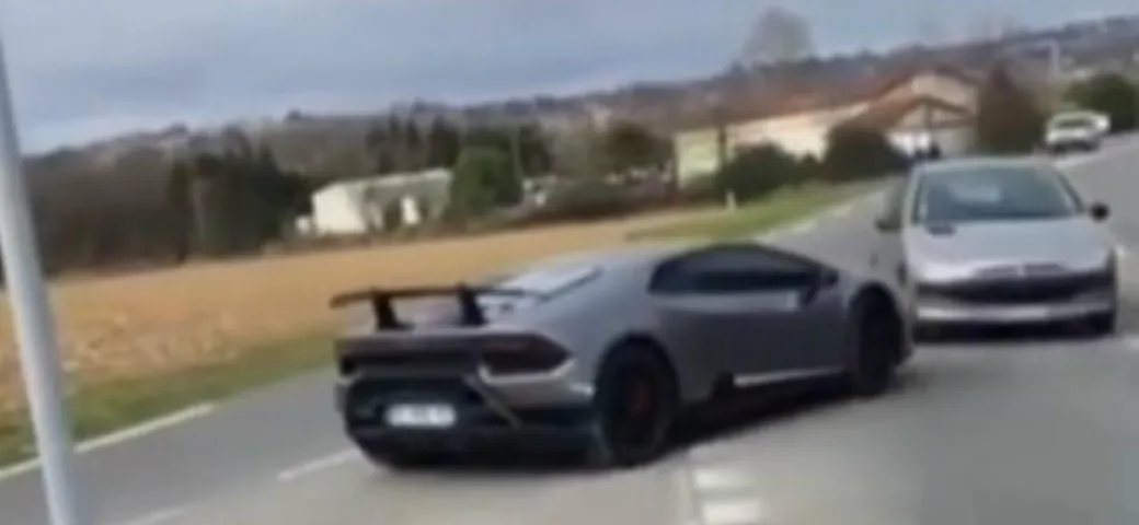 Lamborghini Huracan Performante si butta sulla Peugeot 206 [Video]