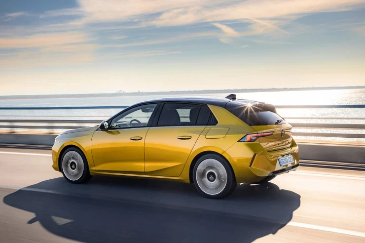 Nuova Opel Astra Plug-in Hybrid: 196 CV e 83 km di autonomia in EV
