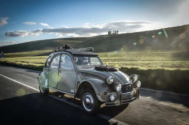 Citroen 2CV: 70 anni di successi [Video]
