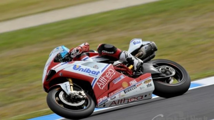 WSBK, prima superpole a super Checa (Ducati). Ma Biaggi (Aprilia) è pronto all'arrembaggio