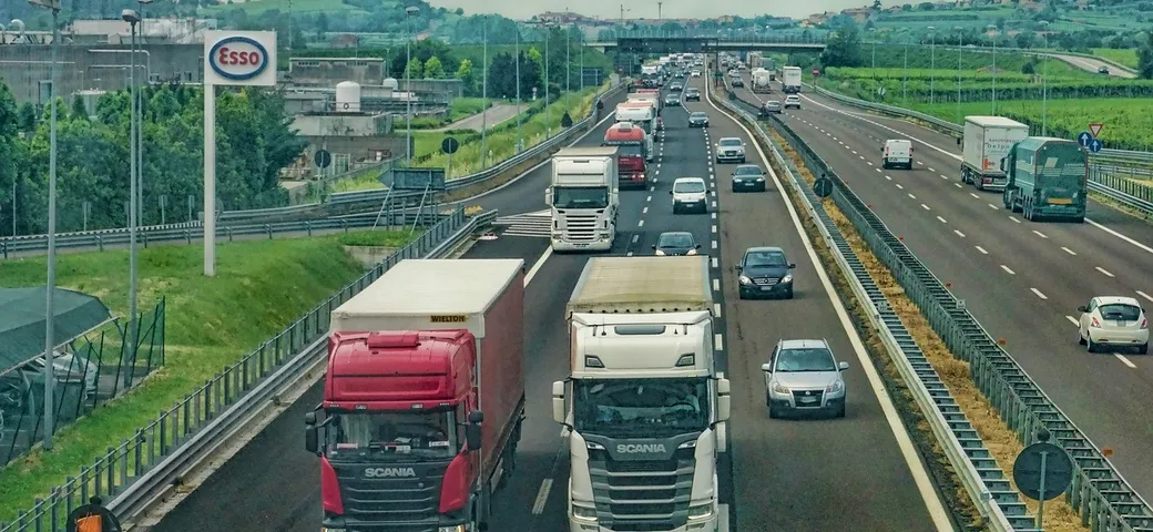 Ravenna, 18.000 euro di multa e 200 punti tolti a un camionista