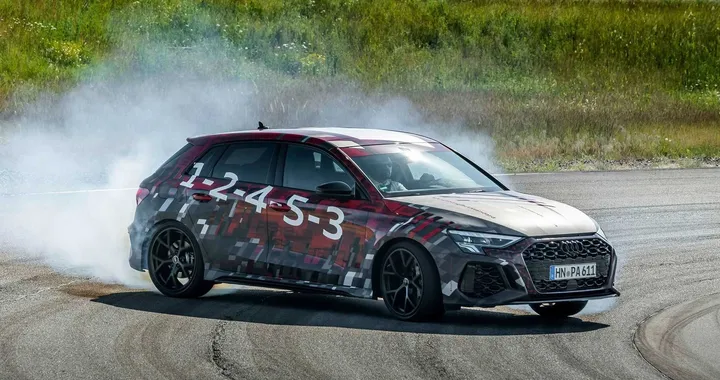 Audi RS3 2021, compatta da drift con 400 CV e Torque Splitter