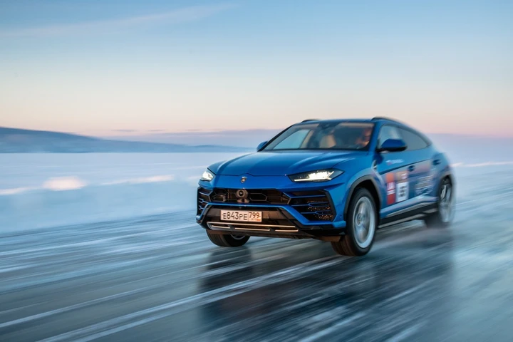 Lamborghini Urus: record di velocità sul ghiaccio del lago Baikal
