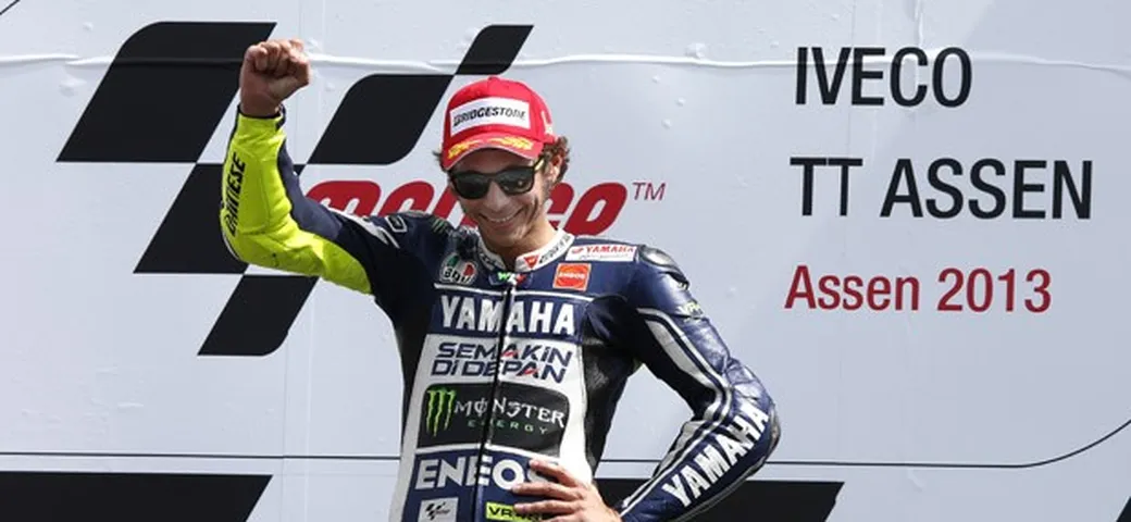 MotoGP Assen, assolo di Valentino Rossi: 106° vittoria! Lorenzo da leggenda