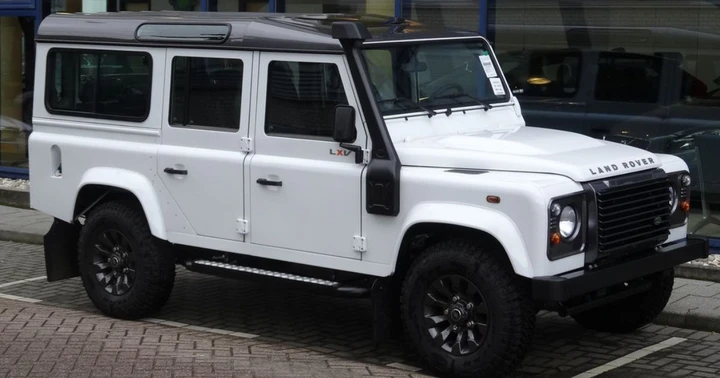 Ruba un Land Rover Defender, rimane impantanato e chiede soccorso su Facebook