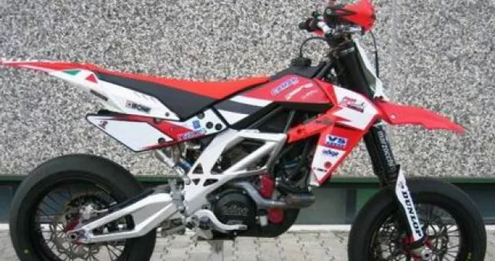 Il Team PMRH2O presenta la sua Aprilia SXV Replica