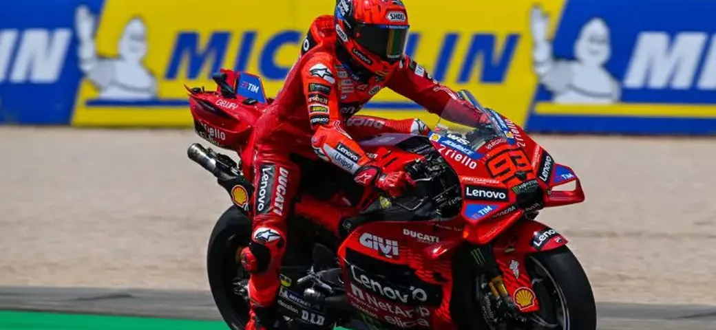 MotoGP Sachsenring: Marquez trionfa nella Sprint, Bezzecchi e Quartararo sul podio