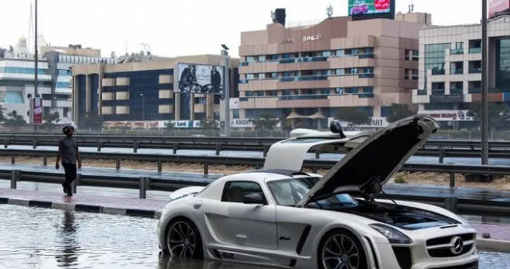 Mercedes SLS AMG: un esemplare finisce a mollo