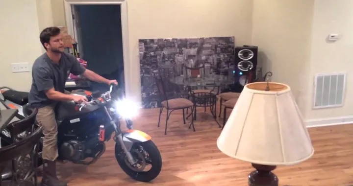 Caduta in moto fra le mura domestiche