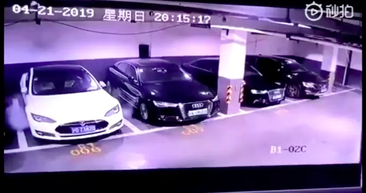 Auto elettriche: Una Tesla Model S prende fuoco da sola a Shanghai