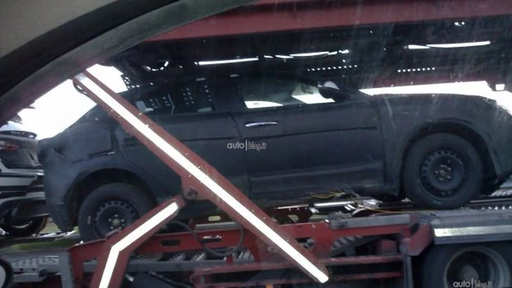 Alfa Romeo SUV e BMW Serie 5: le curiose foto spia di un nostro lettore