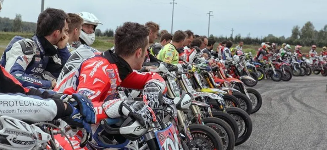 Sic Supermoto Day: i piloti sfilano in onore di Romboni e Simoncelli