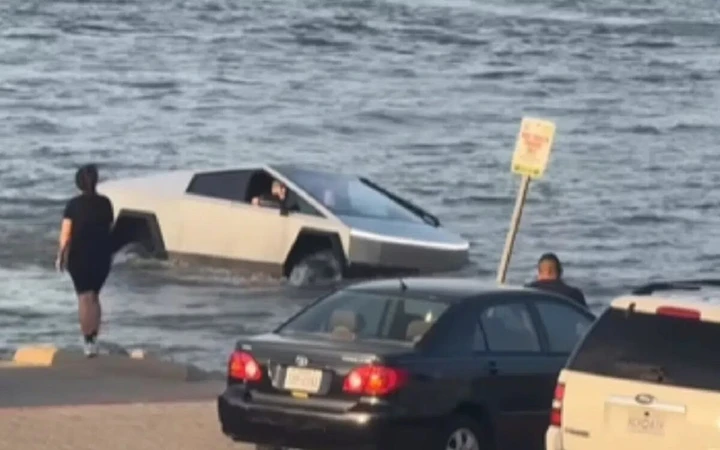 Tesla Cybertruck stavolta sorprende in positivo, attraversando un lago