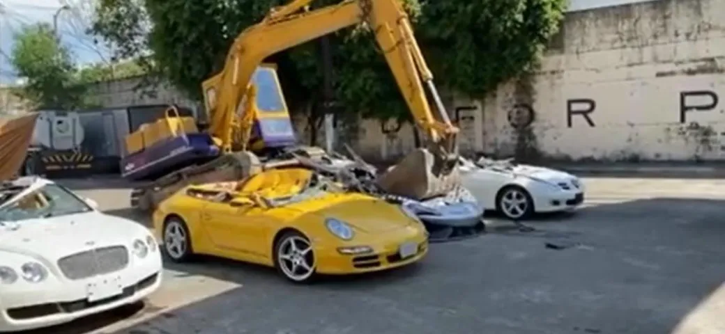 Porsche, McLaren, Bentley: la ruspa le distrugge tutte [Video]