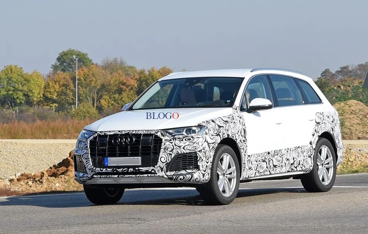 Audi Q7: foto spia su strada del restyling