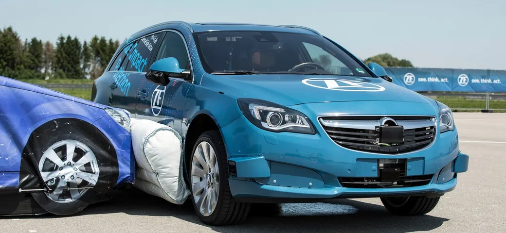 Sicurezza: airbag laterale esterno, prototipo ZF