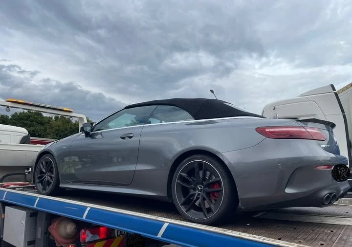 Corre a 215 km/h con una cabrio sportiva: non finisce bene